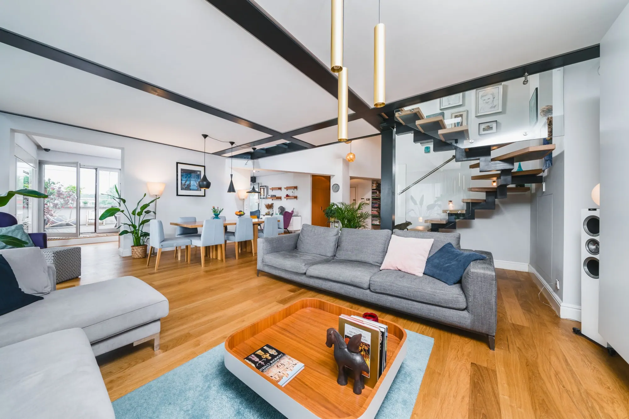 Przestronny dwupoziomowy apartament z otwartą częścią dzienną